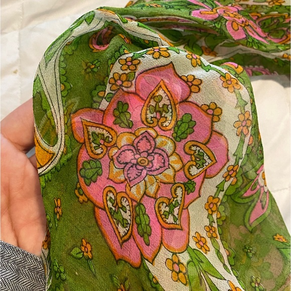 Dainty
Vintage
Japanese
100% Silk
Endless scarf
.
.
.
.
.
#vintage #60s #70s - Picture 4 of 5